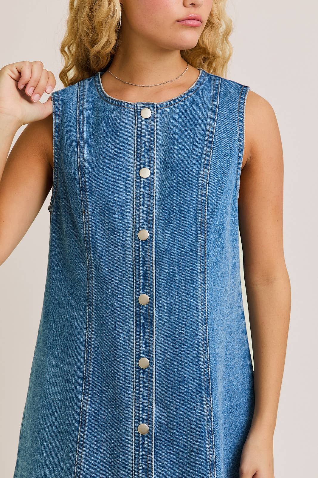 SLEEVELESS ROUND NECK BUTTON DOWN DENIM MINI DRESS