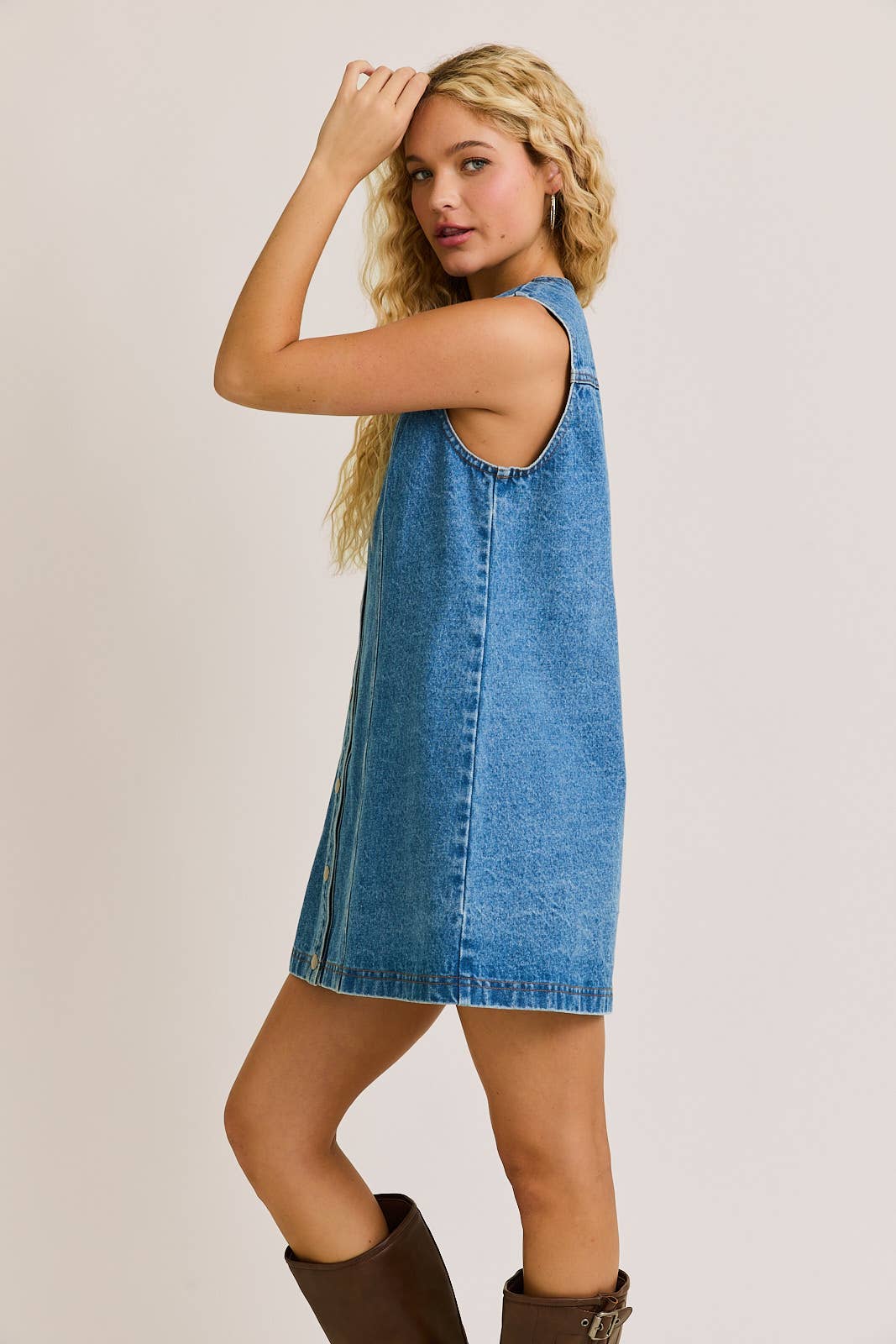 SLEEVELESS ROUND NECK BUTTON DOWN DENIM MINI DRESS